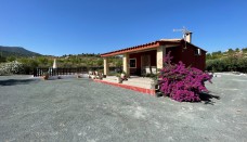 Country Villa with Pool, BBQ and beautiful gardens