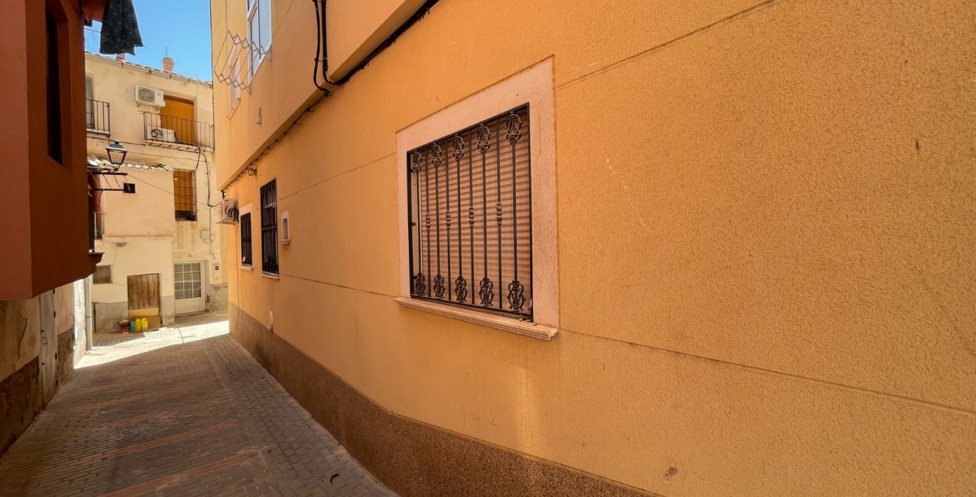 Big town house with 3 bedrooms set in town centre, Blanca, Murcia, Spain