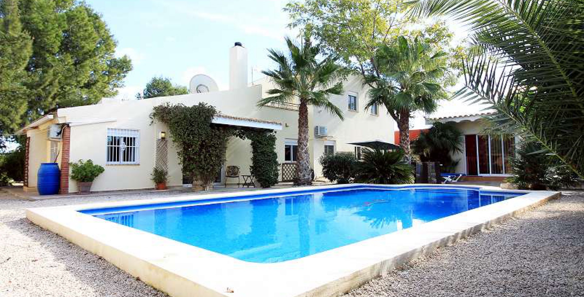 Ref: 1504 espectacular villa moderna con piscina en ven Villa moderna con piscina