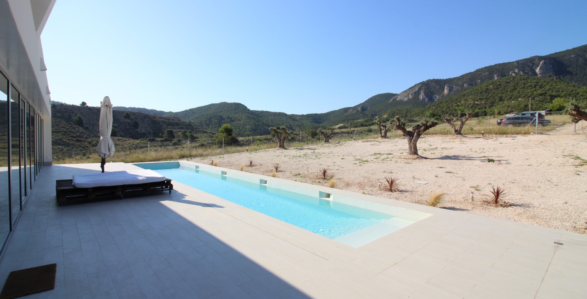 villa moderna con piscina y vistas a la montaña