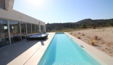 villa mediterránea con piscina de lujo