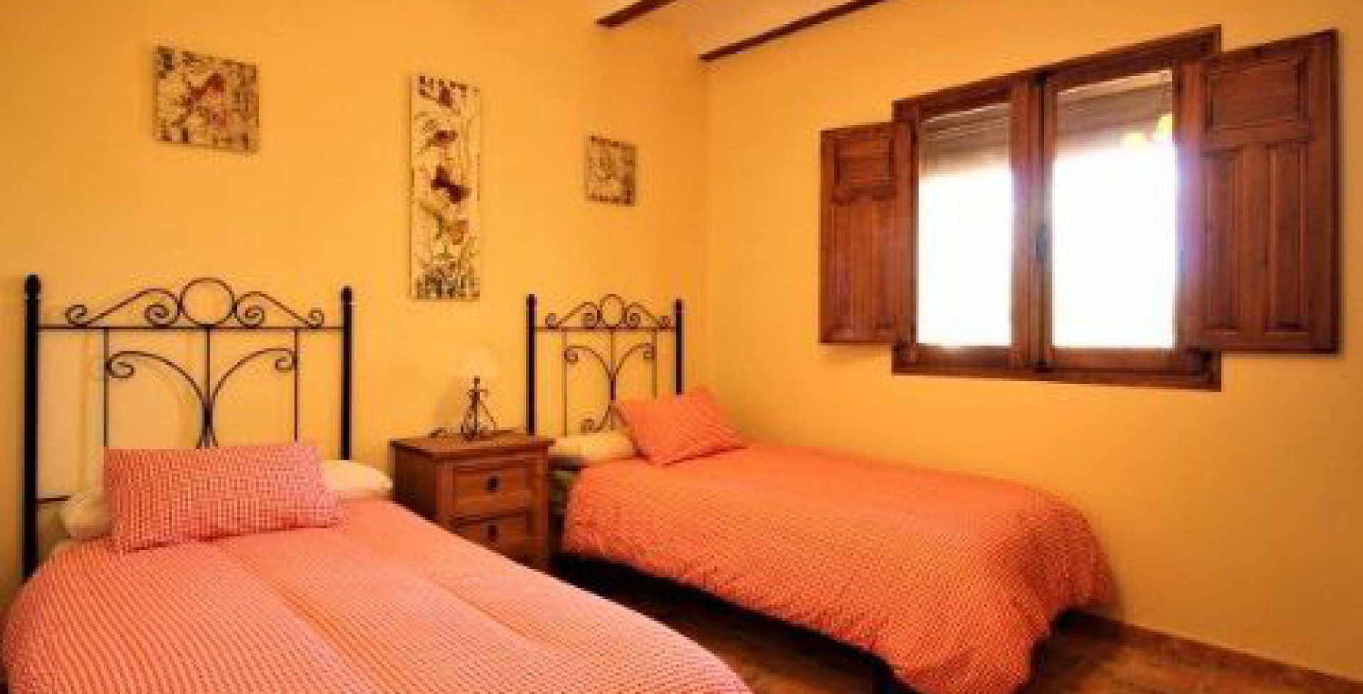 amazing detached country house with a beatiful bedroom with 2 beds